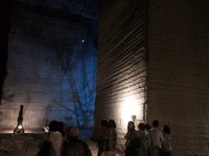 横縞な模様は人が人力で削り出して出来上がった芸術です。