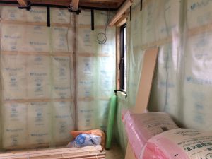 裸の断熱材でも良いのですが、袋入りの方が何かと安心とおもいまして、室内の水蒸気を2重にガードしています。