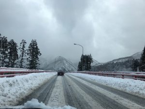 雪国新潟の雪景色、綺麗ですね。雪景色をみていつも思うのは「水墨画を描くのは大変な事なんだ」と考えさせられます。