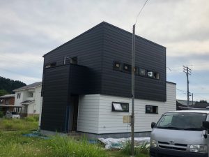 今回は外観はフォーマルにブラックをセレクトしました。バイカラーが素敵です。内部も色々と造作しました。